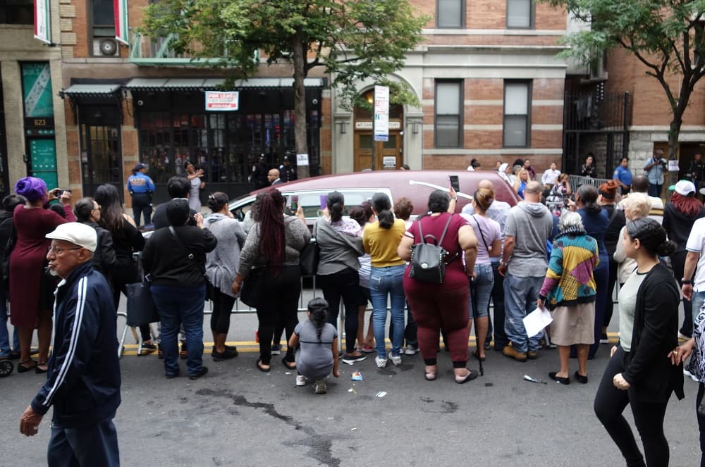 El féretro del adolescente fue trasladado temprano en la mañana desde la funeraria a la iglesia y, a su paso, numerosas personas mostraron su indignación por el atroz crimen. Sus supuestos asesinos enviaron un mensaje a la familia tras la muerte para 'disculparse' porque se habían equivocado de objetivo.