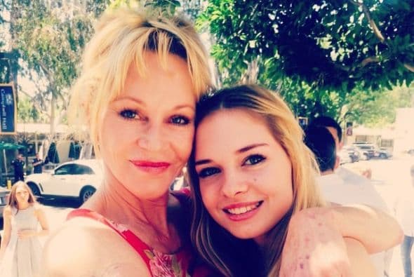 La actriz posando con su hija, Stella.