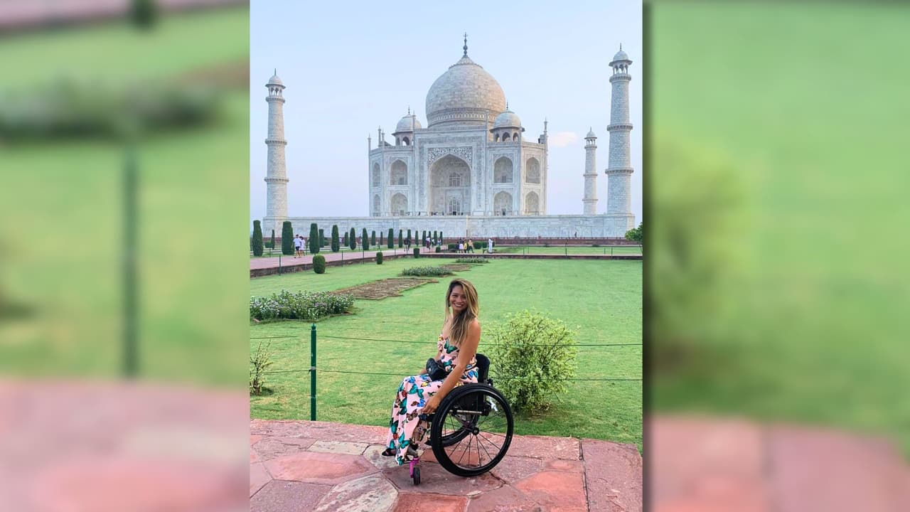 <h3 class="cms-H3-H3">Activismo y legado</h3>
<br>Reconocida como
<b>una de las 25 mujeres más poderosas de 2023 por People en Español</b>, Marcela usa su plataforma para abogar por
<b>la inclusión de personas con discapacidad en espacios públicos y para motivar a otras mujeres a viajar</b>. Su lema es claro:
<b>“La vida no termina con la discapacidad; es un renacimiento”</b>. Además de sus logros en el deporte y el turismo, Marcela es una exitosa empresaria y embajadora de marcas globales. También ha destacado en
<b>el hockey sobre hielo adaptado, el boxeo y el esquí.</b>