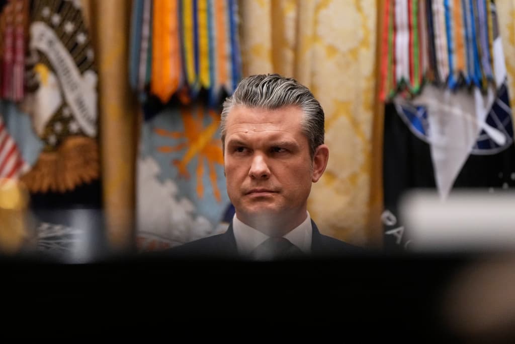 ¿Se cierra el cerco sobre Pete Hegseth? Se conocen nuevos detalles sobre los ataques contra una presunta 'narcolancha' mientras el almirante Bradley declara ante el Congreso