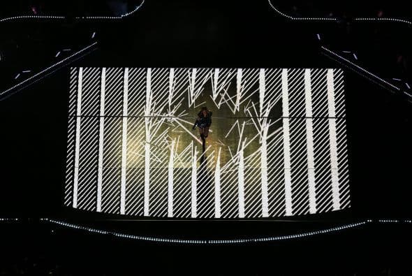 Ni el mejor guionista de Hollywood hubiese podido escribir un libreto mejor que el Super Bowl 2013. Con lágrimas, risas, entretenimiento, estupor, suspenso, miedo y mucha emoción, este Super Bowl “tuvo de todo un mucho”. El coro de la escuela de Newtown que sufrió en diciembre una matanza que conmocionó al mundo, con 26 niños de la escuela primaria Sandy Hook, abrió la ceremonia previa al partido con la canción "America The Beautiful", al lado de la actriz y cantante Jennifer Hudson. Los estudiantes llevaban lazos verdes en homenaje a los 20 niños y 6 adultos asesinados en Sandy Hook el pasado 14 de diciembre, y durante su actuación muchos de los jugadores y espectadores apenas pudieron contener las lágrimas. Después le tocó el turno a Alicia Keys, quien al piano y con un sexy vestido rojo de tirantes interpretó el himno nacional estadounidense, agregando algunas palabras en la estrofa final, ante el estupor de algunos. La actuación musical del descanso, la más esperada siempre, correspondió este año a Beyoncé y llegó precedida de la polémica después de que la estrella admitiera que cantó el himno nacional en falso directo, sobre una canción pregrabada, durante la ceremonia de la segunda investidura presidencial de Barack Obama. La artista con mucha fuerza y sin dejar de bailar sobre un escenario con fuegos artificiales y luces con la forma de su rostro y su larga melena, vistiendo un conjunto de cuero negro de Rubin Singer, con guantes a juego y botines de tacón, y acompañada de más de 100 bailarines repasó algunos de sus éxitos como "Love on Top", "Crazy in Love", "Baby Boi" y "Till the End of Time". Se unieron a ella después Kelly Rowland y Michelle Williams, sus compañeras en el ya disuelto grupo Destiny's Child y vestidas también de negro. Las tres cantaron y bailaron sincronizadas "Independent Woman" y "Single Ladies (Put A Ring On It)". En el tercer cuarto del partido se produjo un inesperado apagón, que duró 34 minutos, y que fundió a negro las televisiones de millones de hogares en todo el país y dejó en blanco a los presentadores de la cadena CBS, la encargada de la retransmisión. Con cada bloque de treinta segundos de publicidad vendido a un precio de entre 3,7 y 3,8 millones de dólares, los dos anuncios de Chrysler estuvieron entre los mejores, según un sondeo realizado por The Wall Street Journal a ejecutivos publicitarios y espectadores, pero según USA Today el primer lugar correspondió a Budweisser. También fueron muy comentados en Twitter los de Taco Bell y Doritos, en una noche en la que rostros conocidos como los actores de comedia Amy Poehler ("Parks and Recreation"), Tracy Morgan ("30 Rock") y Kaley Cuoco ("The Big Bang Theory"), y la modelo Bar Refaeli se colaron en algunos de los anuncios.