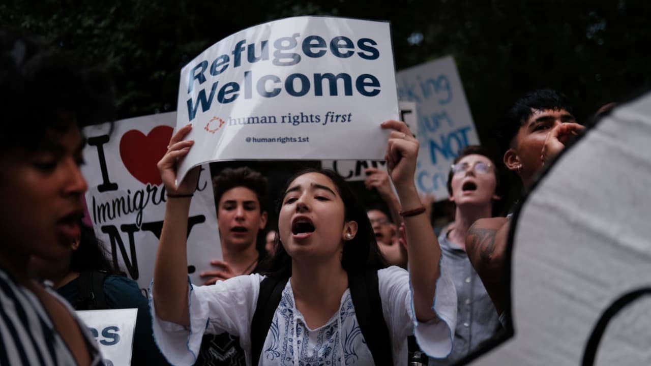 Juez para la decisión del gobernador Greg Abbott de rechazar a los refugiados en Texas
