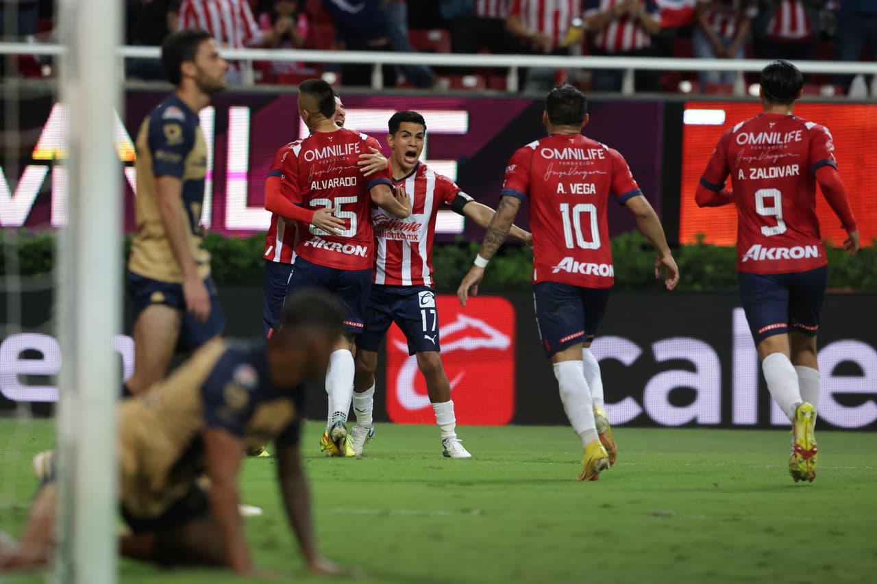 América, fan de Chivas, falta a clases y recibe regalo de Alan Mozo
