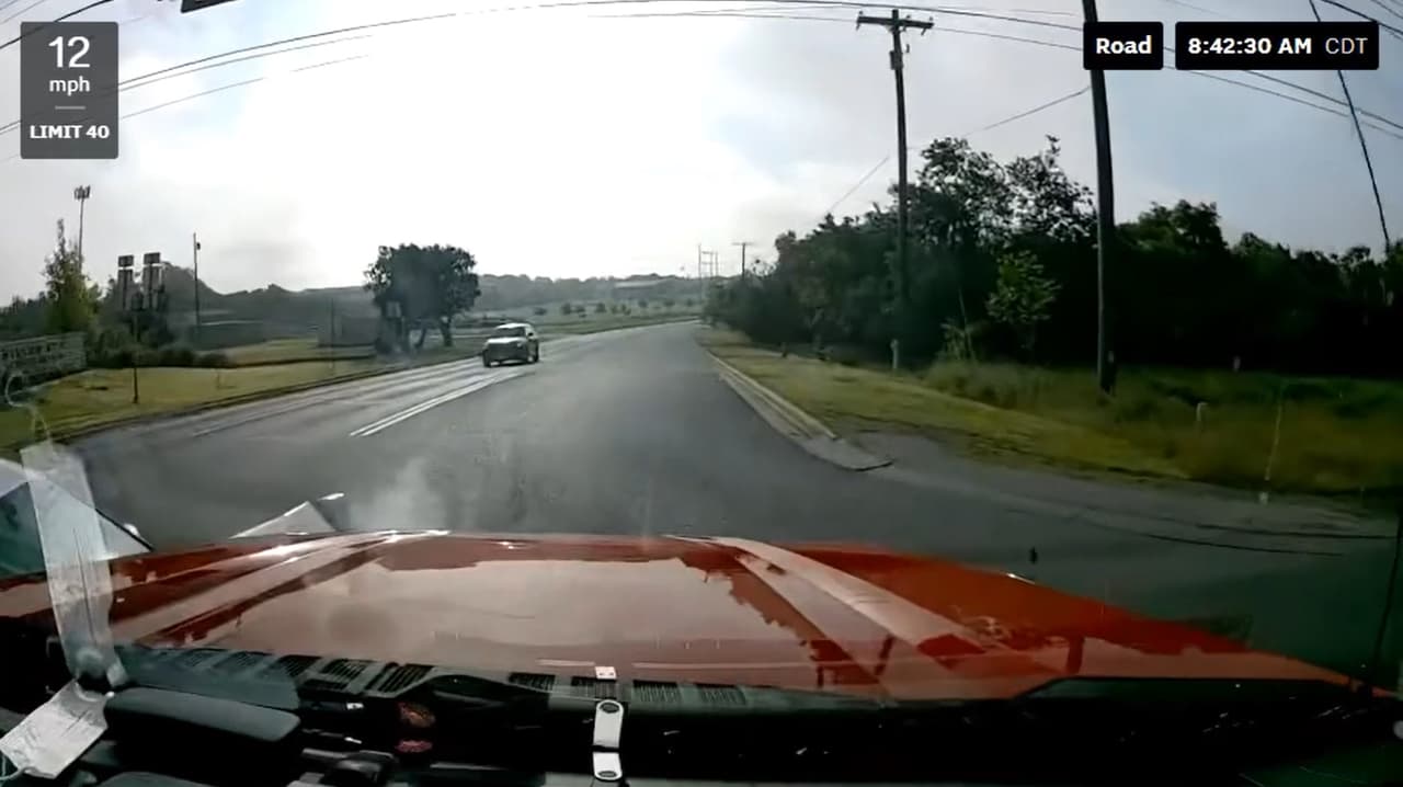 Según Travis County ESD No. 2, ninguno de sus tres paramedicos en la ambulancias salieron lesionados y el pasajero que sí sostuvo heridas fue transportado al St. David's Hospital en la ciudad de Round Rock.