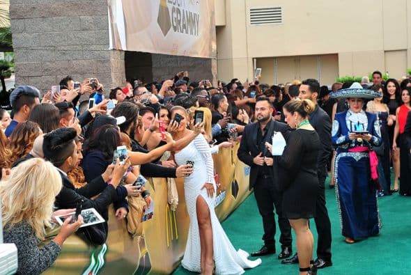 Una vez bajaban del escenario y durante la alfombra verde, se dieron la tarea de abrazarse, tomarse una que otra selfie y echarse uno que otro cuentito. ¡Y lo captamos todo!