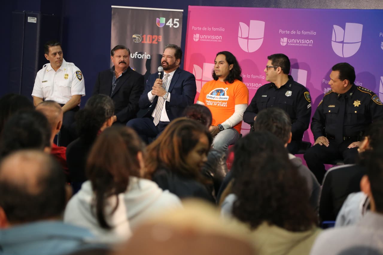 Raed González y Domingo García, abogados de inmigración, respondieron en detalle a las inquietudes de los asistentes al foro.