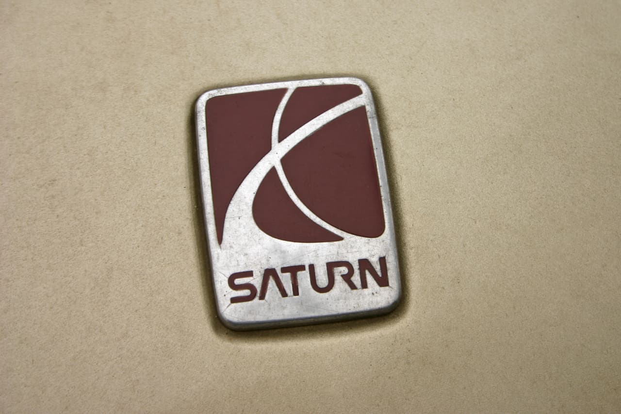 <b>Saturn</b>
<br>Fundada por General Motors en 1985 (aunque empezó a producir autos cinco años después), su nombre fue en homenaje al planeta Saturno. De hecho, el logo simboliza una estilizada interpretación del planeta con sus anillos.
<br>El lanzamiento de Saturn en EEUU tenía la intención de hacer frente a competidores de precios bajos importados de Japón, como Honda y Toyota. Cerró sus puertas definitivamente en 2011.