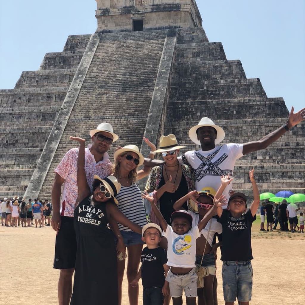 De hecho, en vacaciones suelen viajar para conocer nuevos lugares. Le encantó viajar a México para saber más sobre su cultura e historia.