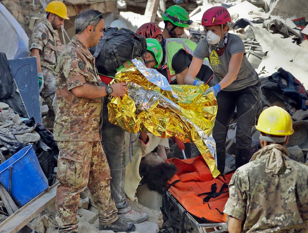 Autoridades militares y civiles se unen a la búsqueda de sobrevivientes y cuerpos entre los escombros