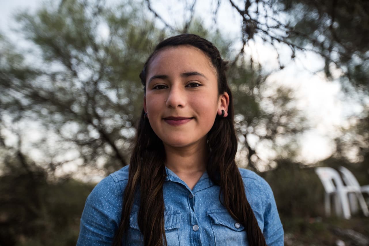 Esmeralda de León Rodríguez, 14, cumple 15 años en mayo y es procedente de la ciudad de Matehuala. “15 años no se cumplen dos veces, es la fiesta más importante porque dejas de ser niña y ya no te regalan juguetes”, explica. Quiere llevar un vestido azul agua esponjoso y con brillos. “Quiero que sea una fiesta grande, que venga toda mi familia y que dure mucho tiempo. Sí me gustaría que me pasara algo como lo de Rubí porque la están patrocinando marcas así importantes”. Sus padres, una enfermera y un dueño de un taller de hojalata, han vendido un terreno para poder pagar los gastos de la fiesta. También tienen familiares en Texas, Estados Unidos, y les van a invitar a que sean padrinos de salón y de bebidas para aliviar los costos. Esmeralda se enteró de Rubí viendo videos en You Tube. “Los memes me parecieron graciosos, no sabía si la fiesta era broma”.