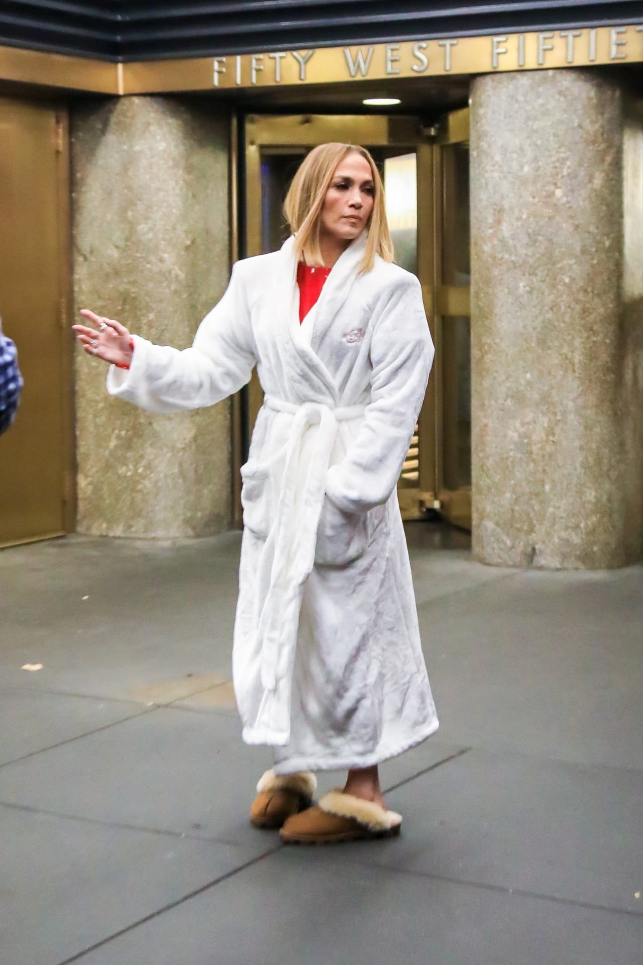 Por tal motivo, ella sufre un colapso en el escenario y elige al azar entre los fans a un profesor de matemáticas, que interpreta Owen Wilson, para casarse con él en lugar de su novio (Maluma).