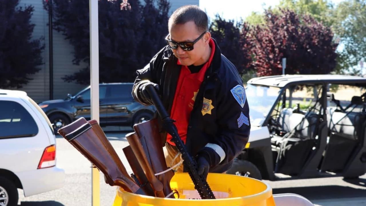 Este evento se propone sacar de las casas y calles de Fairfield armas de fuego que podrían causar violencia, como la que acabó con la vida de Matt García. “Las personas que no quieran sus armas de fuego deben saber que tienen la opción de dejarlas en manos seguras”, indicó el Departamento de Policía de Fairfield.
<br>