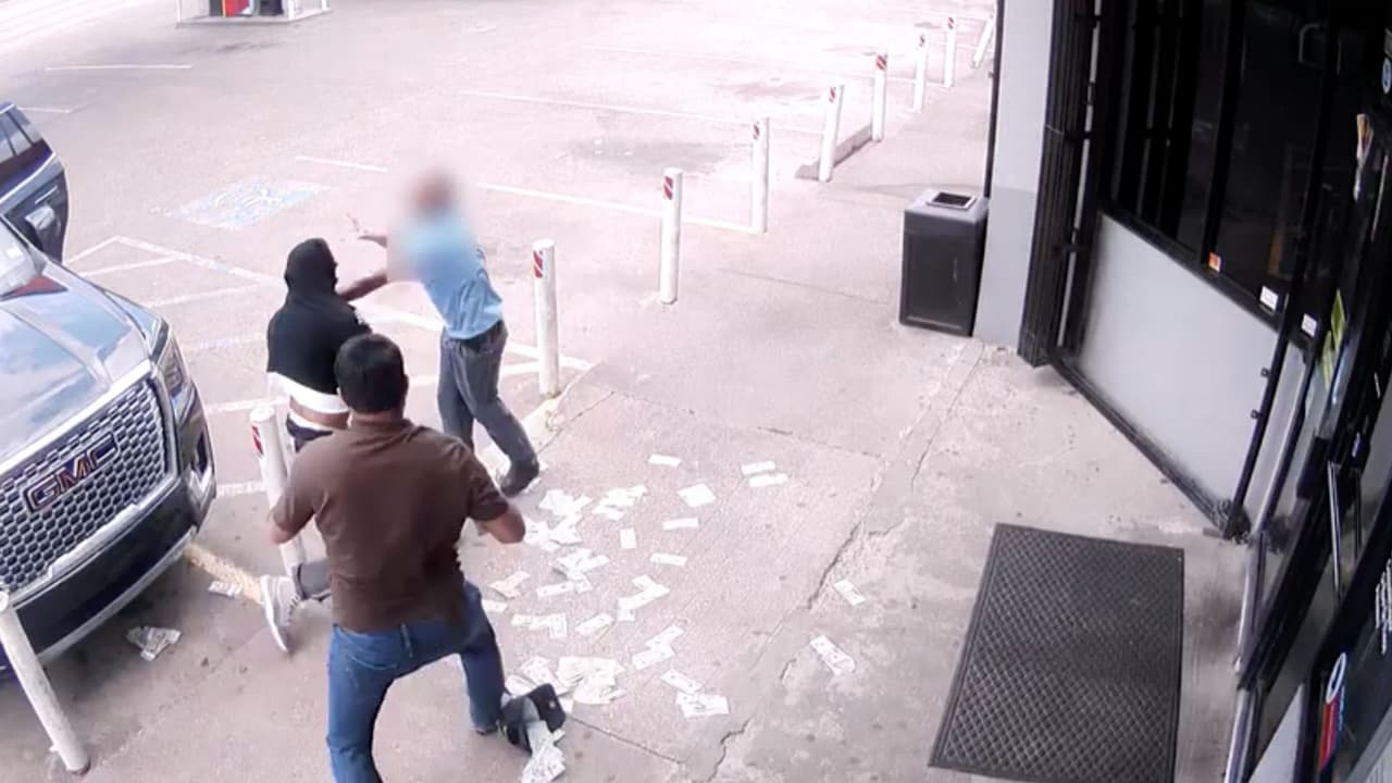 Ladrones patean a un hombre y le roban el dinero que había sacado del banco: todo queda grabado en video
