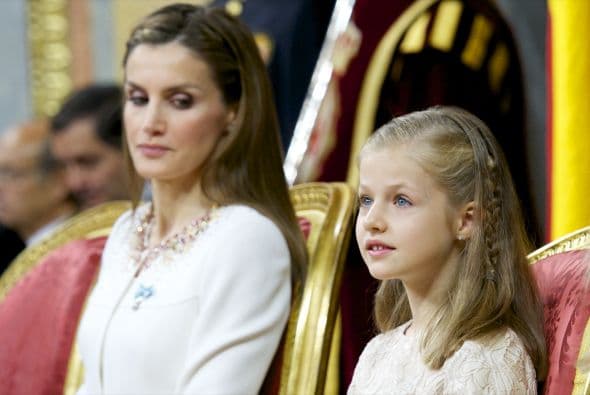 La princesa de Leonor acaba de ser nombrada princesa de Asturias y es la segunda en la línea de sucesión a la corona española.Actualmente estudia en un colegio muy cerca de sus padres, pero al igual que su padre el rey Felipe VI recibirá amplia formación militar y profesional.Sólo tiene ocho años, pero ella sabe su papel y demuestra su formación real en cada evento al que asiste. Toma clases de mandarín, ballet y practicar deporte.