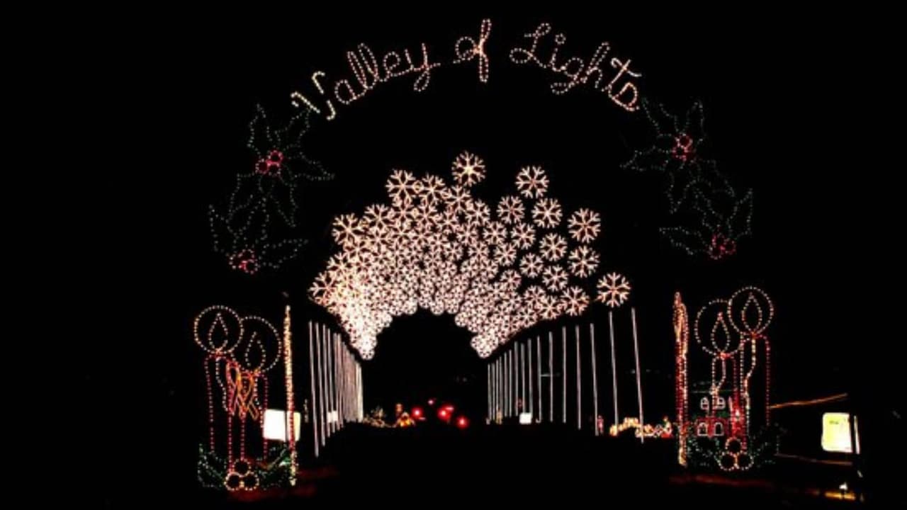 <b>Valley of Lights</b>
<br>Cuándo: 23 de noviembre al 30 de diciembre
<br>Dónde: Fain Park 2200 N. 5th Street, Prescott Valley
<br>Costo: Donativo sugerido de $5
<br>
<a href="https://web.prescott.org/events/Valley-of-Lights-DriveThru-Holiday-Display-3496/details" target="_blank">Más detalles en este enlace.</a>
