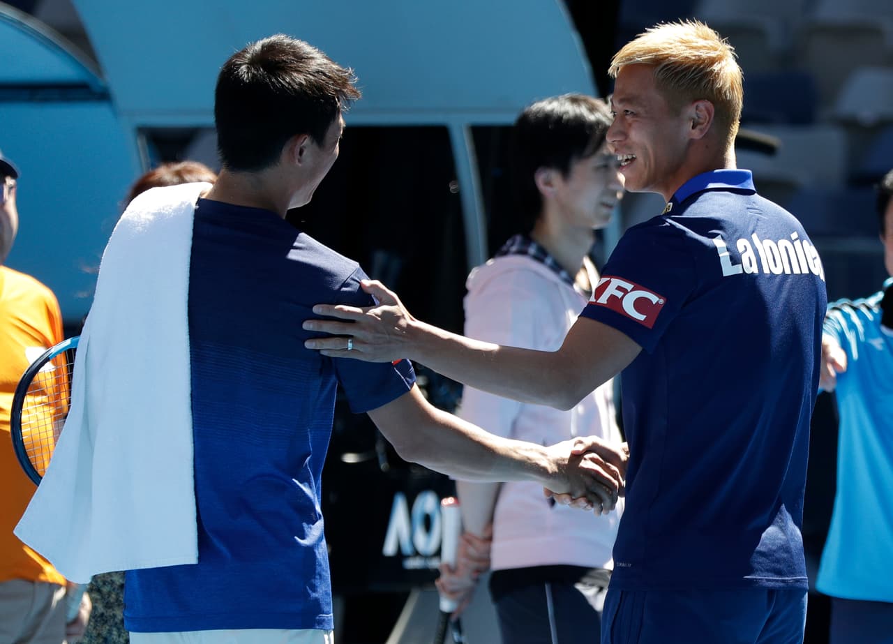 El tenista japonés Kei Nishikori (izq.) recibió la visita de su compatriota Keisuke Honda (der.), futbolista del Melbourne Victory y exjugador de Pachuca, con el que practicó y compartió previo al comienzo del Australian Open.