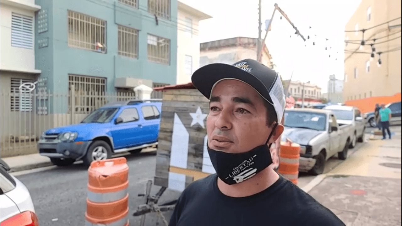 El candidato independiente a la gobernación, Eliezer Molina, tras tener unaa reunión política con sus seguidores, se topó con la caminata política de Pierluisi y lo enfrentó a un "debate de pueblo" para presentar sus ideas y propuestas a la gobernación de la isla. Pierluisi no respondió su pedido y continuó su marcha.