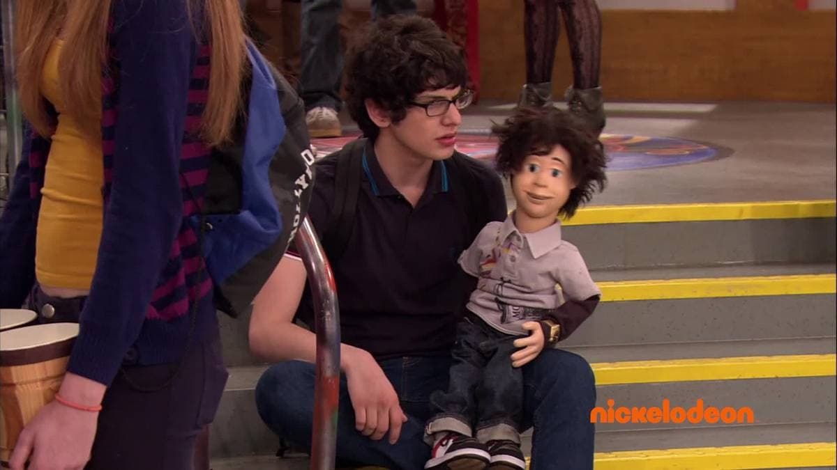 <b>Matt Bennett </b>desempeñó el rol de Robbie Shapiro, un joven extraño que iba a todos lados con su muñeco de ventrílocuo llamado 'Rex'. En la actuación tuvo algunas participaciones en series como: 'Shameless', 'The Big Bang Theory' y 'Grey's Anatomy'.