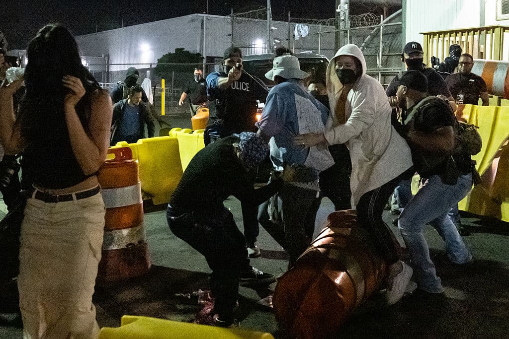 Un 
<b>enfrentamiento se registró el jueves en el centro de detención migratoria Delaney Hall en Newark</b>, Nueva Jersey, donde detenidos protestaron por retrasos en la entrega de alimentos y manifestantes se encontraron con autoridades en el exterior de las instalaciones.