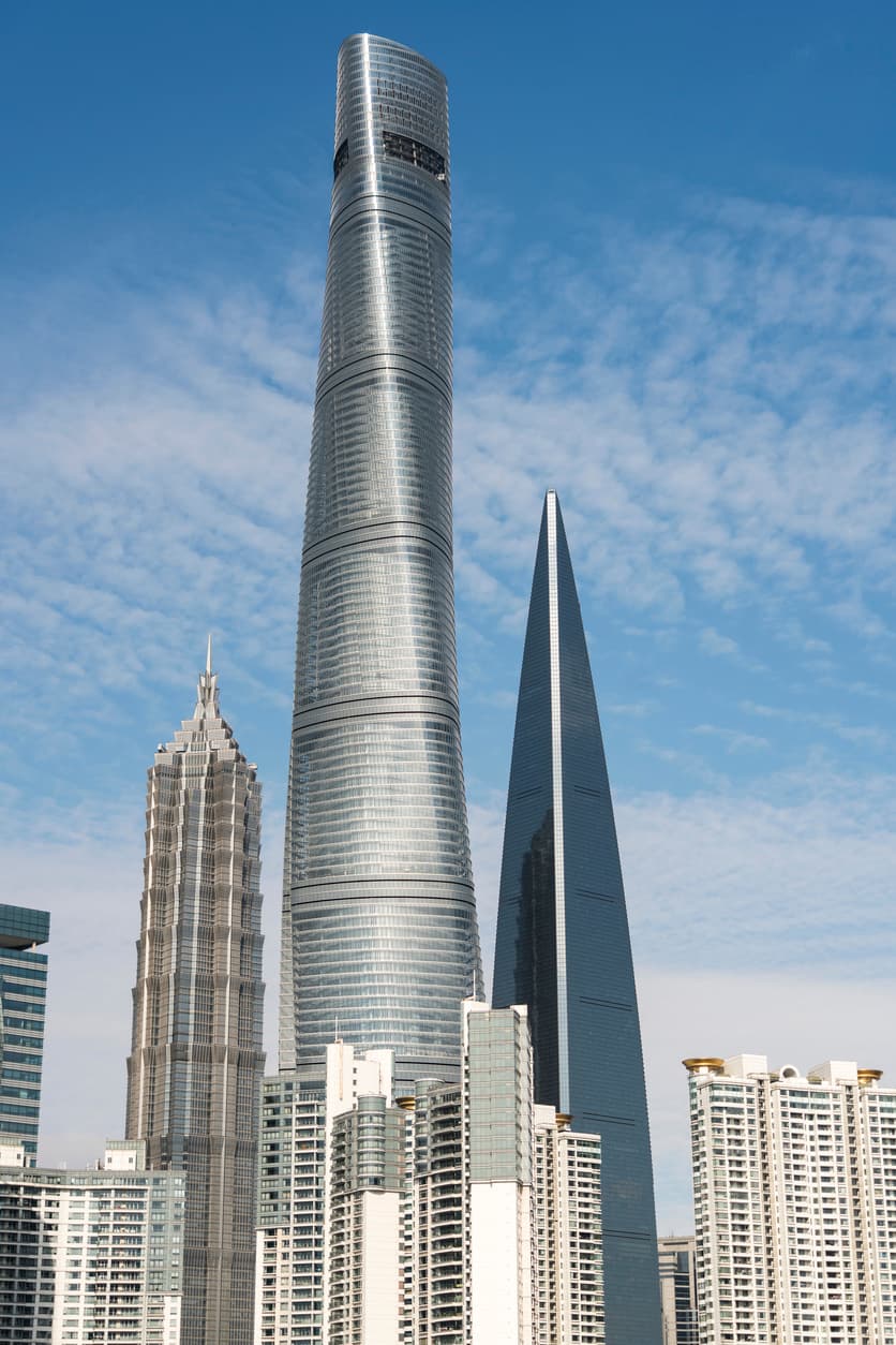 <b>#2 – Shanghai Tower (Shanghai, China): </b>su forma en espiral lo transformó en un símbolo mundial de desarrollo para China. Su altura máxima se estira hasta los 632 metros de altura.