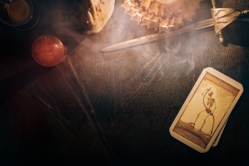 La Carta de la Muerte en el Tarot no debe ser temida sino tomada con el gran aviso, la llamada al cambio, la transformación, el salto hacia adelante. A veces la separación es dolorosa, pero necesaria.