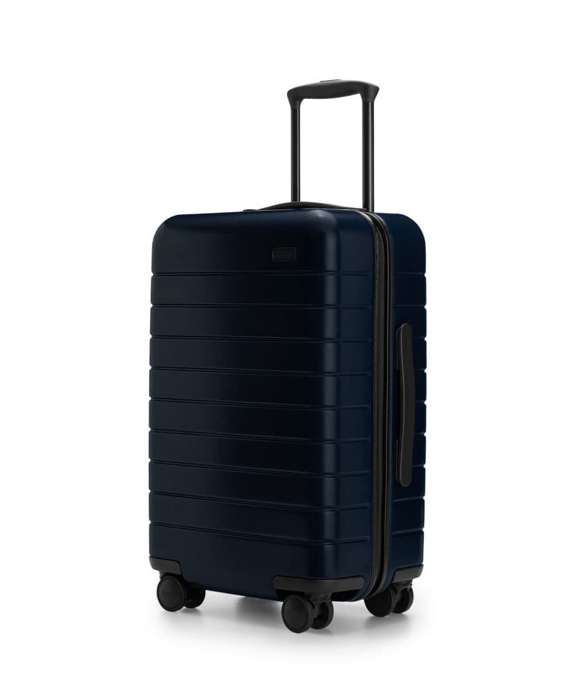 Para los que quieren aprovechar el tiempo (y el espacio) al máximo, este carry-on de la marca 
<a href="https://www.awaytravel.com/"><b>Away </b></a>es el equipaje perfecto. Es ultraligero, y tiene una batería para cargar el móvil. Lo mejor: no tendrás que esperar en la cinta de equipajes, pues se puede llevar cómodamente en cabina. |
<a href="https://www.awaytravel.com/luggage/carry-on"> The Carry-On</a> $225 dólares.