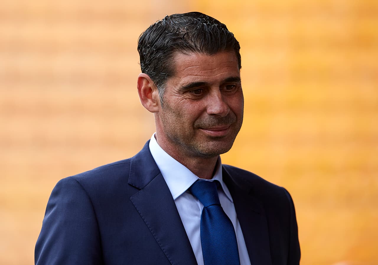Fernando Hierro asume como técnico de la selección de España, basado más en su cercanía histórica a 'La Roja' y a los jugadores que a su experiencia como estratega desde los banquillos.