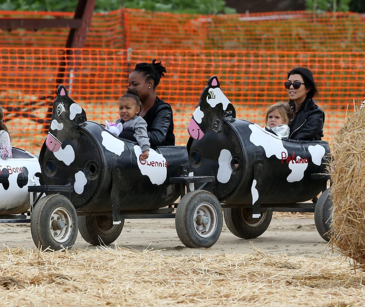 Después de ir por sus calabazas, las Kardashian ya están listas para halloween. ¿y tú?