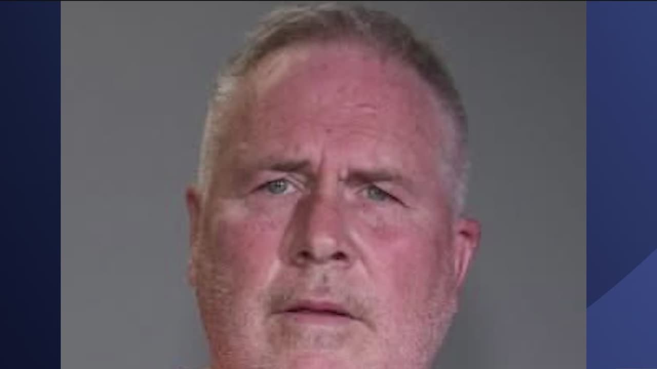 Arrestan a un maestro de 64 años acusado de abuso sexual contra un menor en Plano