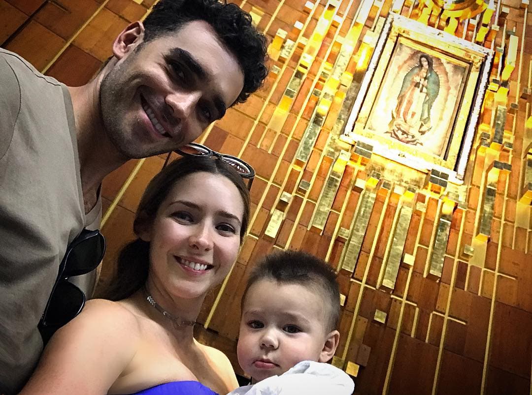 "Yo creo que cuando las mamás son mamás solteras y los papás son papás solteros, tienen una responsabilidad enorme, ni siquiera me la puedo imaginar... Y no me la puedo imaginar porque 
<b>en mi casa, literal, es 50 y 50, nada más</b>", destacó.