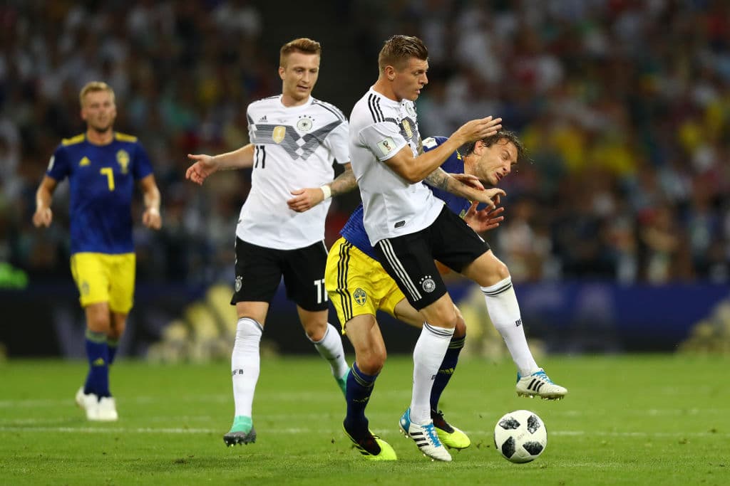 Aquí se ven Marco Reus (izq) y Toni Kroos en mediocampo, forcejeando con los suecos por la posesión del balón, algo que se esperaba, pues son dos equipos muy físicos.