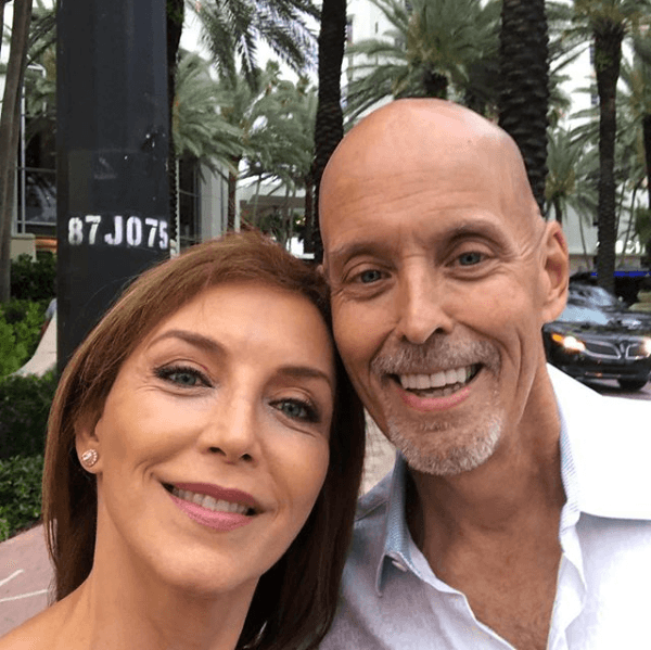 La también cantante
<b><a href="https://www.univision.com/famosos/laura-flores-cuenta-una-intimidad-para-explicar-que-los-hombres-y-las-mujeres-no-reaccionan-igual-en-la-sexualidad-fotos">está casada con Matthew Flannery, se unieron en matrimonio en octubre de 2019. </a></b>