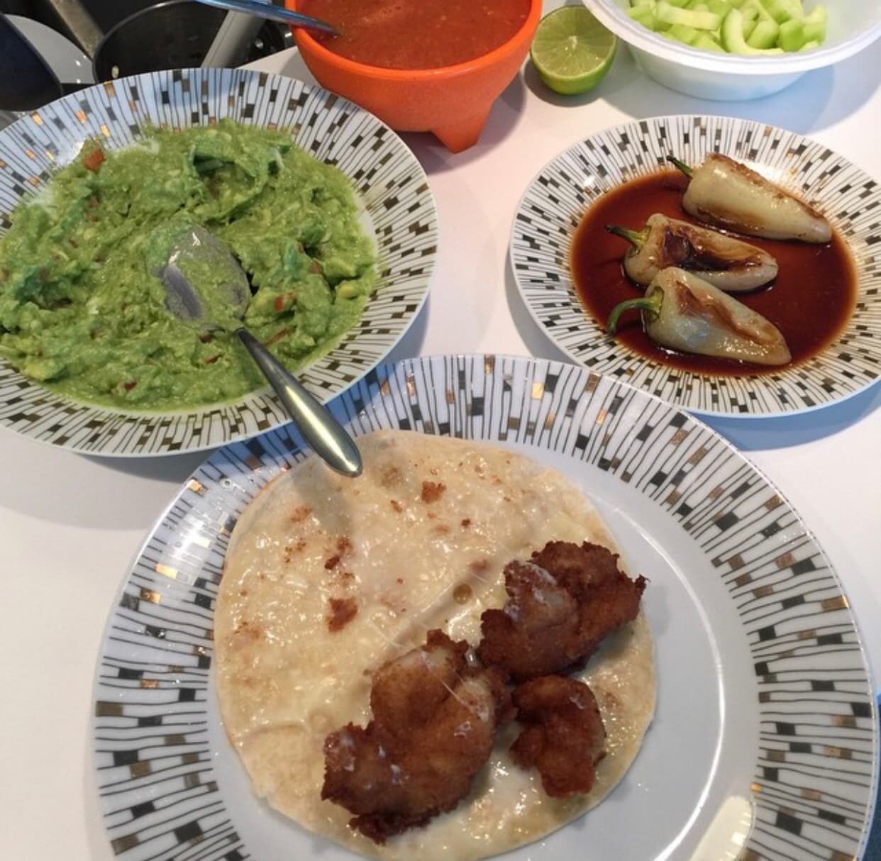 En la mesa del locutor no pueden faltar los 'chiles toreados' y un guacamole.
