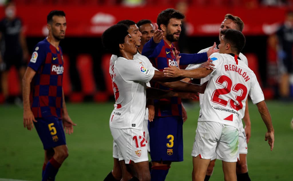 La calentura vueleve a aparecer en el encunetro entre Gerard Piqué y Sergio Reguilón.