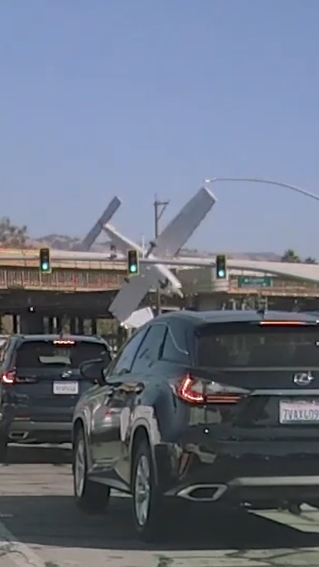 Avioneta pierde un ala y se estrella en una transitada calle de California