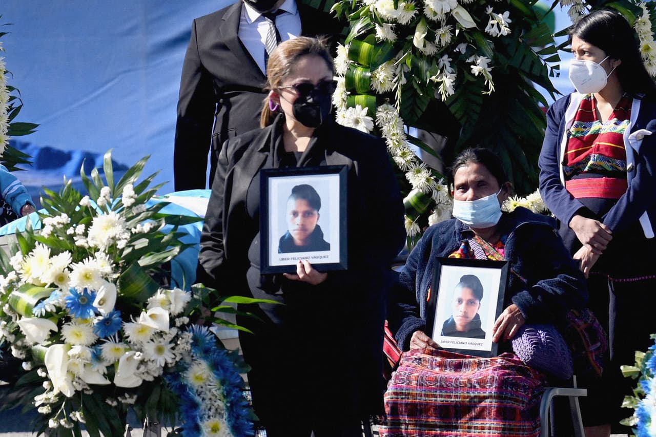 En México 12 agentes enfrentan cargos de homicidio, abuso de autoridad y falso testimonio. También el Instituto Nacional de Migración anunció el cese de ocho de sus agentes por irregularidades aparentemente vinculadas con el caso.