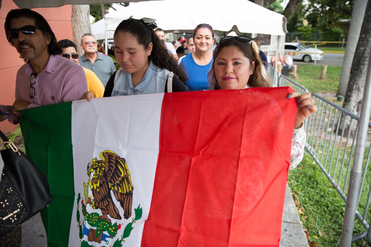 Leticia Rus, su hija y esposo llevaron una bandera de México para ver el féretro de José José. "Estamos tristes, sólo queremos que lo lleven a la tierra que lo vio crecer, es nuestro príncipe”, comentó.