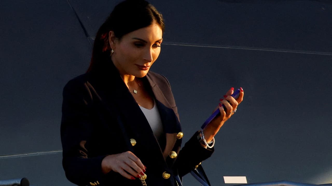 Díaz-Balart evita condenar ataques racistas de Laura Loomer contra Angie Nixon
