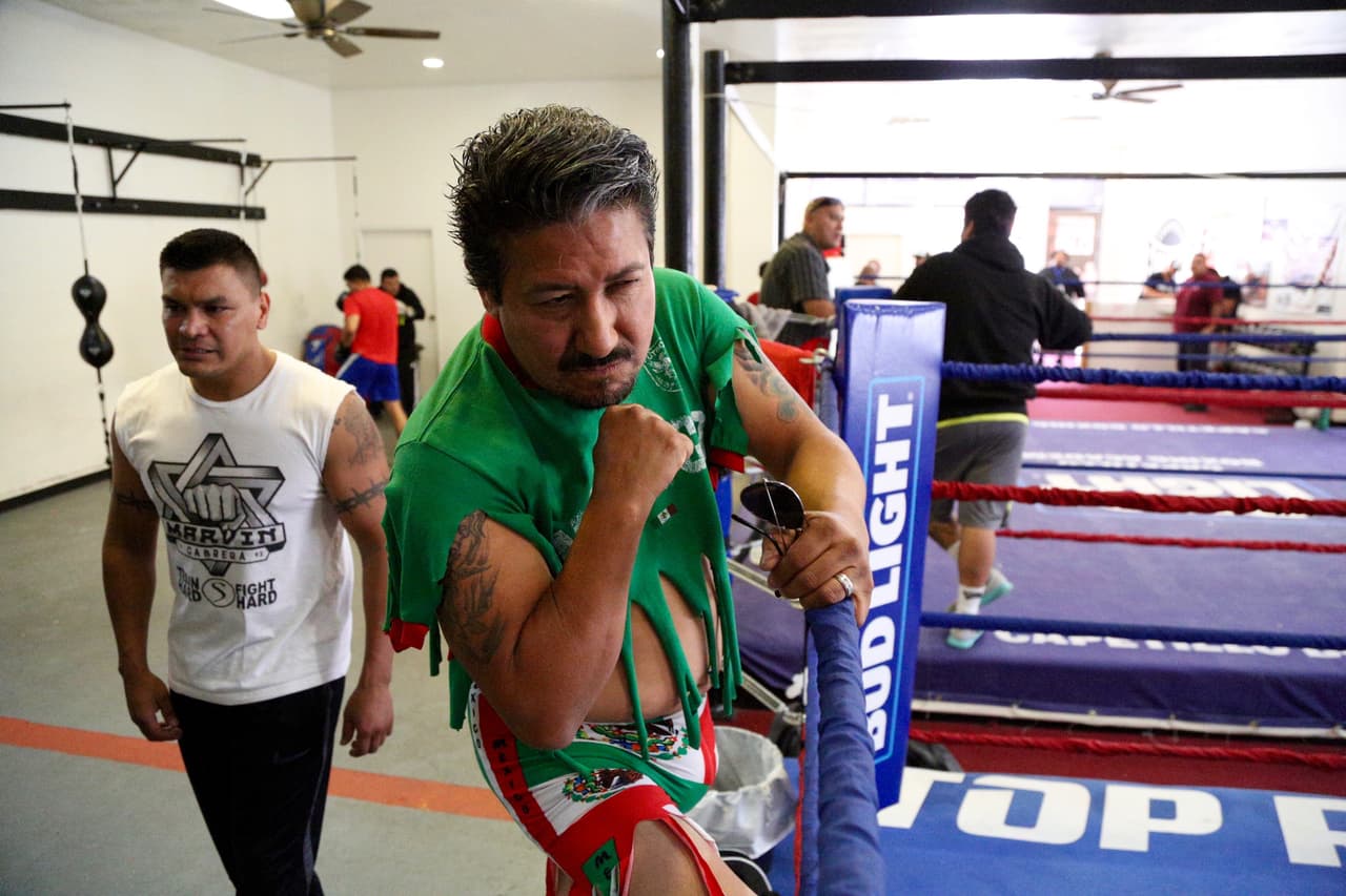 Así pagó la apuesta El Feo a Raúl 'El Pelón' después de la derrota de Julio César Chávez Jr.