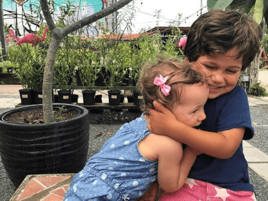 Esta nena es muy cariñosa, nos encanta ver el gran amor que siente por su hermano mayor.