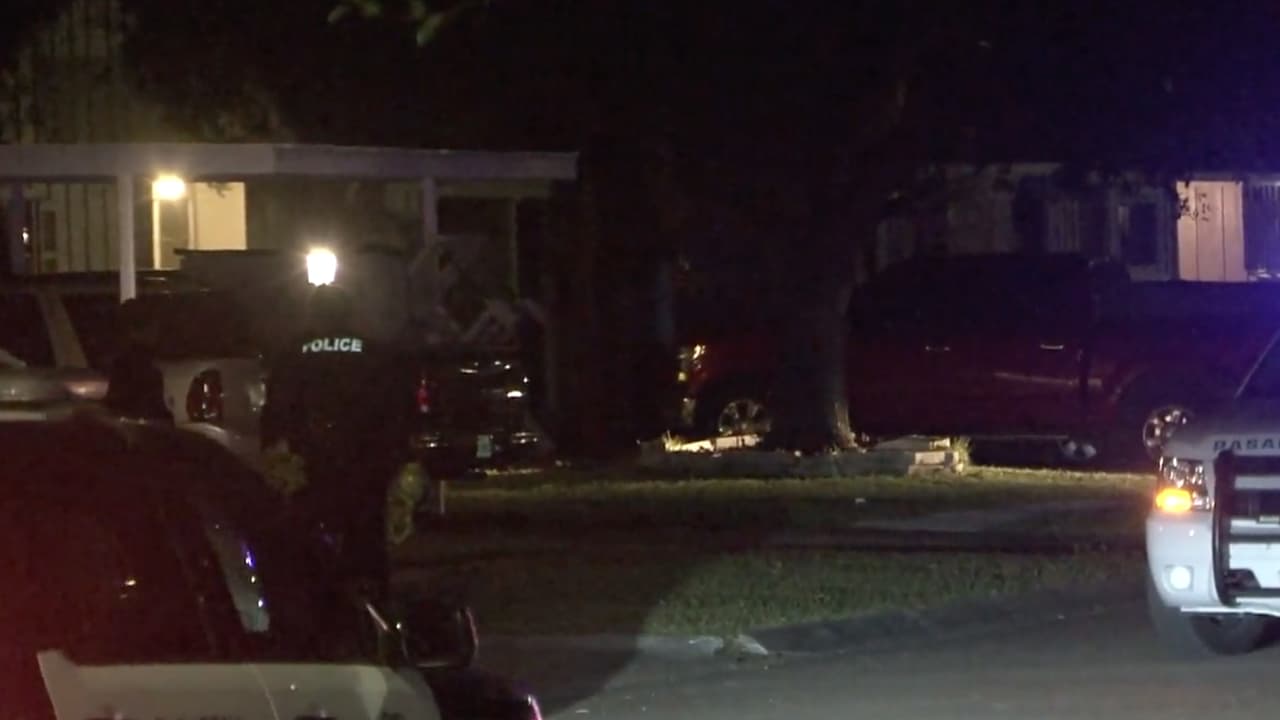 Las autoridades indicaron que al parecer la víctima conocía a la persona en el interior del carro.
<br>