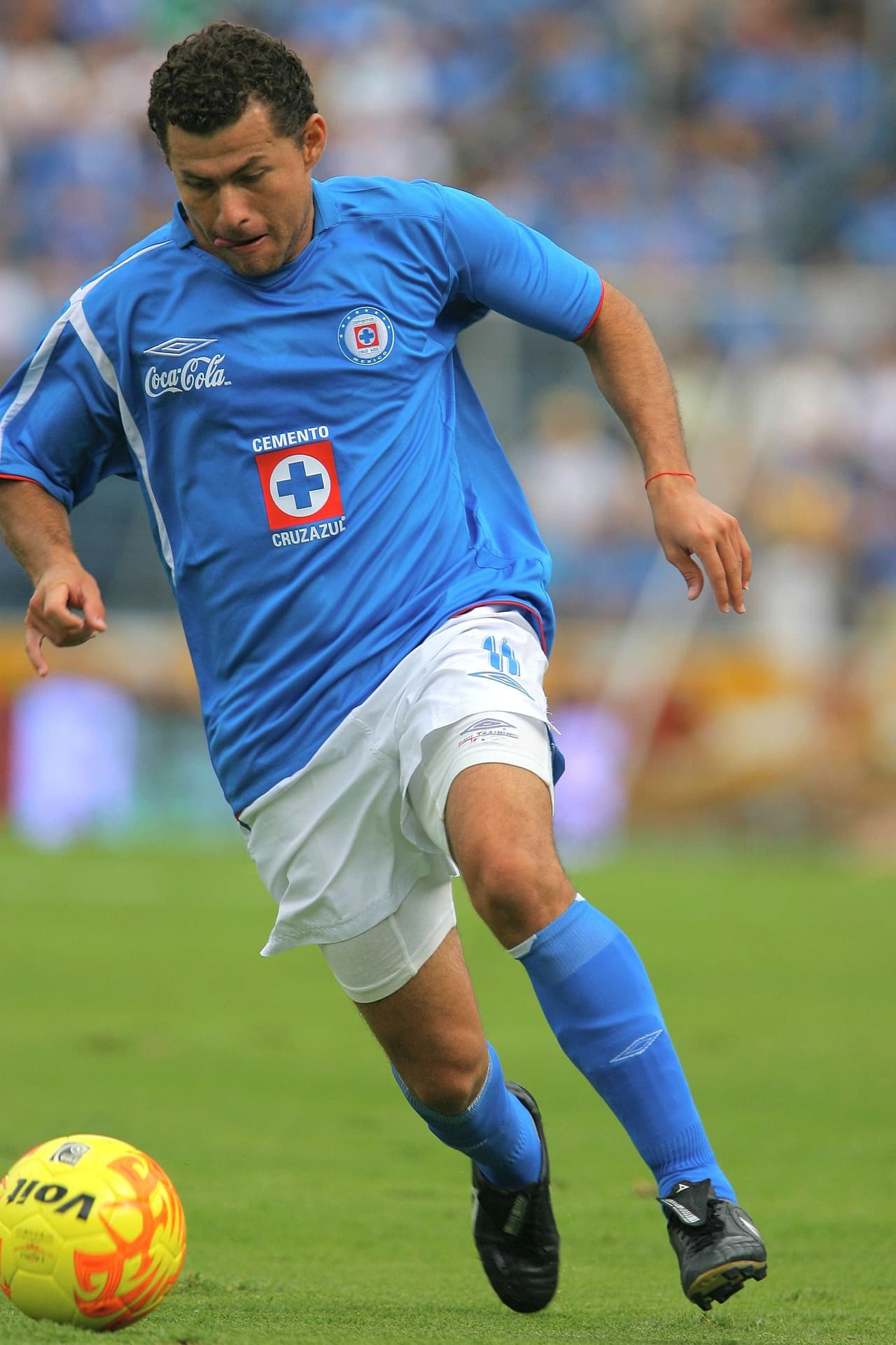 En Cruz Azul sabah debuta en el Clausura 2006, poco a poco se fue ganando la titularidad y logró llegar a dos finales, mismas que perdió frente a Santos y frente al toluca.