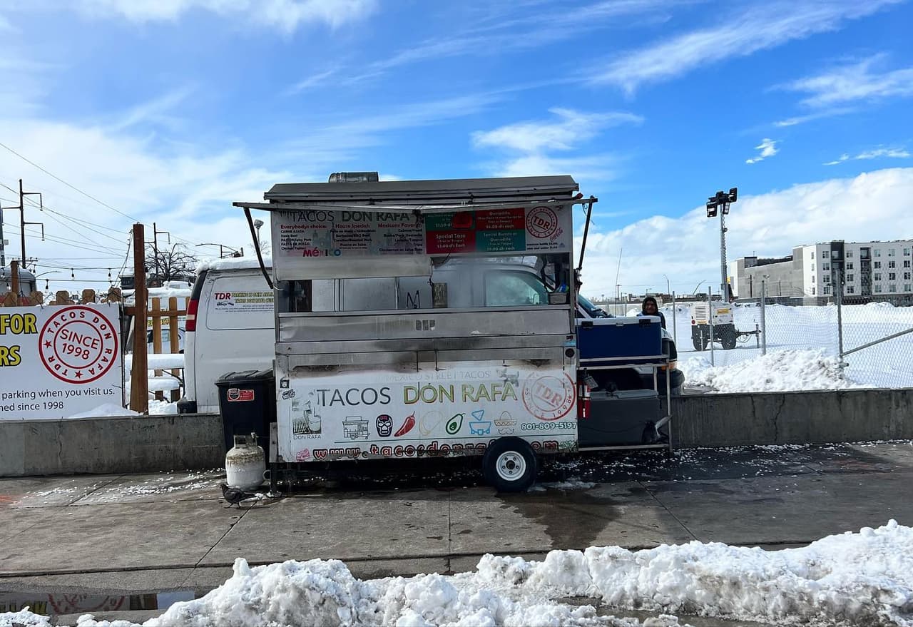Jesús llegó a Salt Lake City y en 1998 decidió abrir un carrito en el que vendía tacos con el sabor de Colima, México su ciudad natal.