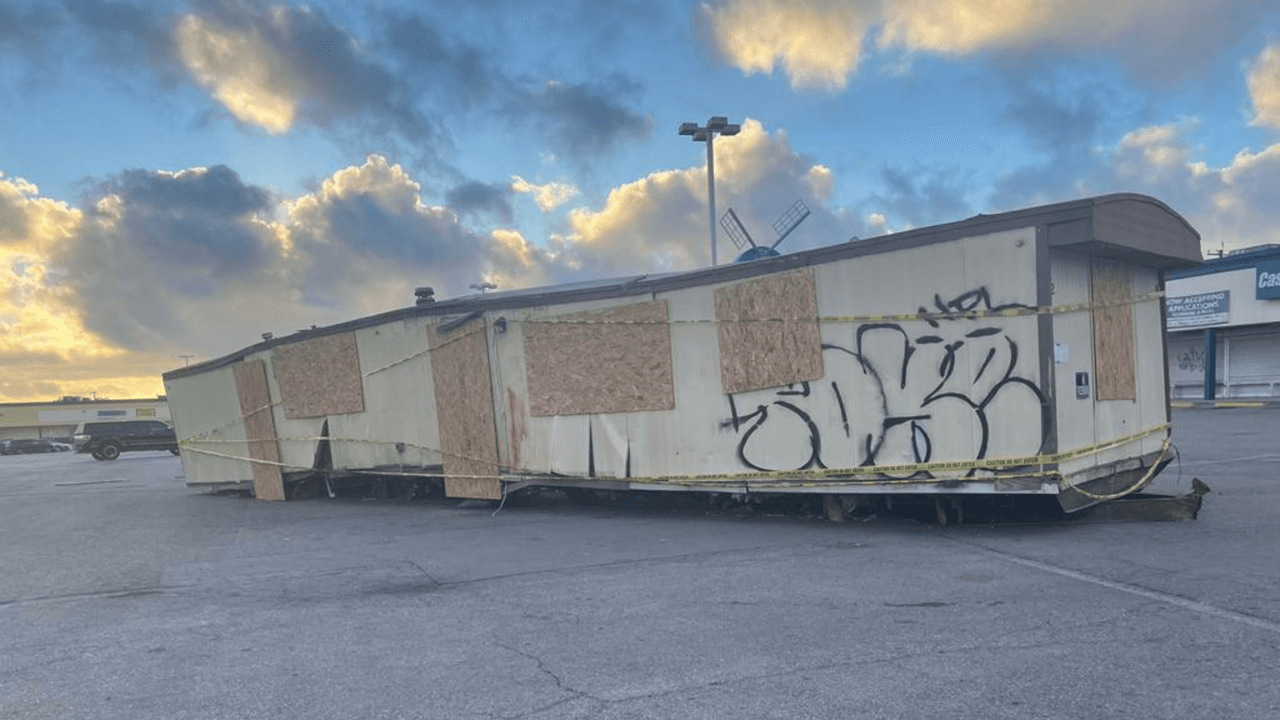 Aparece una casa móvil tirada en un estacionamiento en San Antonio