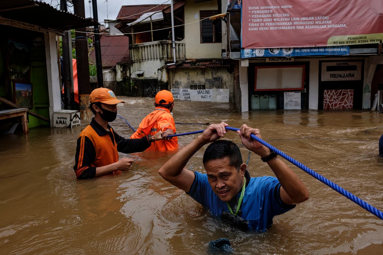<b>Un vecindario bajo el agua en Indonesia</b>
<br>
<br>Un hombre se desplaza a través de un vecindario inundado en Jakarta, el 20 de febrero. Las graves inundaciones en numerosas áreas de la capital indonesia obligaron la evacuación de miles de personas.
<br>
<br>Según el informe de la ONU el cambio climático también afecta a los patrones de la lluvia: aumentarán las precipitaciones en altas latitudes y disminuirán en amplias partes de las áreas subtropicales.