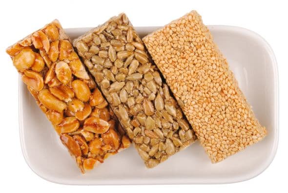 <b>Barritas proteicas. </b>A pesar de que te digan que las barritas de cereal tienen un montón de beneficios, en realidad la mayoría está llena de azúcar refinada, por lo tanto no es saludable. 
<br>