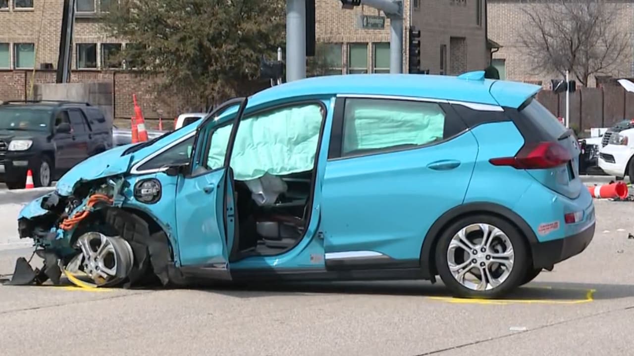 Así quedó el Chevrolet Volt tras el choque en Plano.