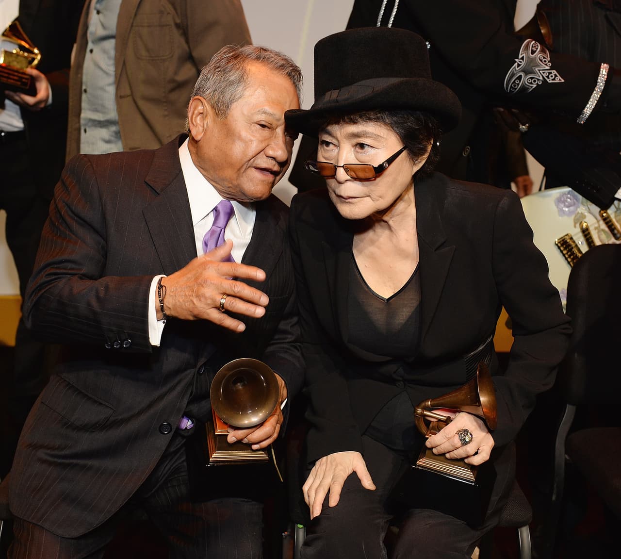El autor junto a Yoko Ono al finalizar la ceremonia de los Premios Grammy de 2014, donde fue reconocido por su trayectoria en Los Ángeles.