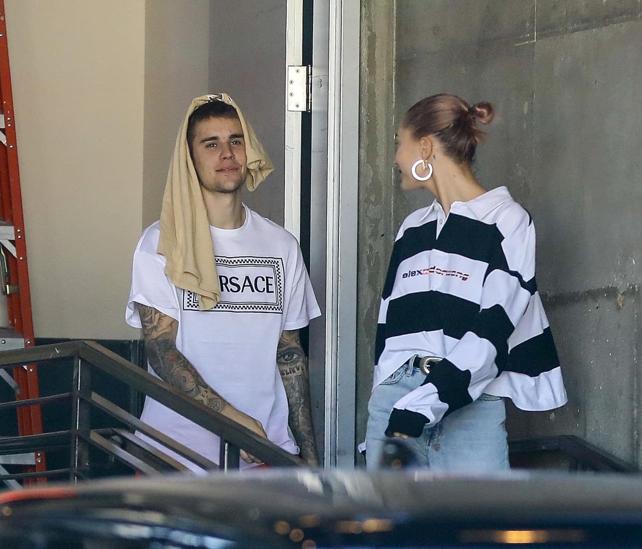 <b><a href="https://www.univision.com/entretenimiento/hailey-baldwin-mintio-si-esta-casada-con-justin-bieber-y-se-sabe-quien-fue-testigo-fotos" target="_blank">Aunque en un principio lo negaron</a></b>, poco después admitieron que estaban casados por esa vía y desde entonces se comentó de una eventual boda religiosa, la cual sufrió de 
<b><a href="https://www.univision.com/entretenimiento/justin-bieber-y-hailey-baldwin-ya-tienen-fecha-para-su-boda-religiosa-y-en-familia-fotos" target="_blank">cuatro postergaciones. </a></b>