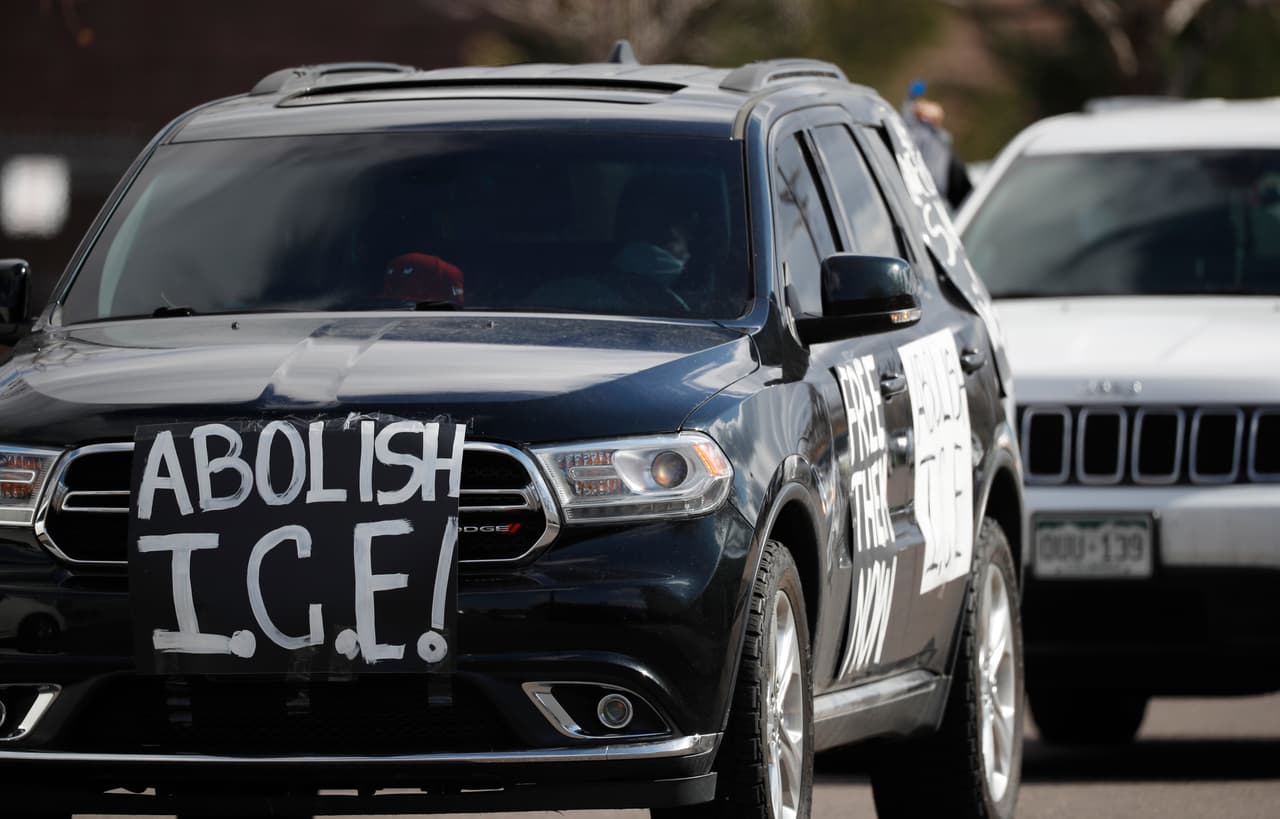 Activistas demandan la liberación de los inmigrantes detenidos en una instalación de ICE en Aurora, Colorado, como medida para evitar el contagio de covid-19. Para mantener las normas de distanciamiento social los manifestantes protestaron desde los autos.
<a href="https://www.univision.com/noticias/salud/mapa-actualizado-del-coronavirus-cifras-de-casos-confirmados-y-fallecidos">Vea aquí nuestro mapa actualizado del coronavirus: cifras de casos confirmados y fallecidos </a>
<br>